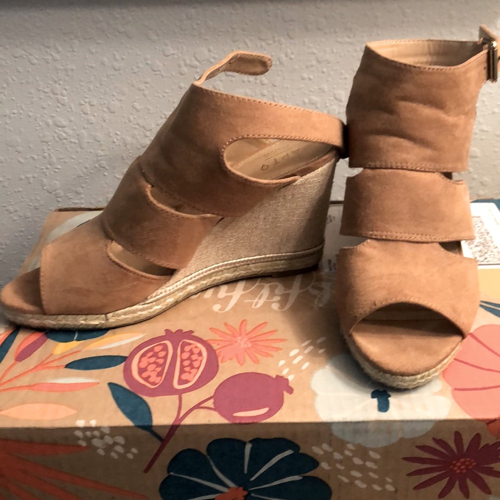 Tan wedges
